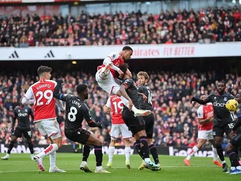 "Fan Arsenal hẳn nghĩ đây là pha phạm lỗi rồi"