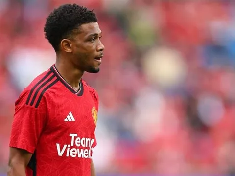 Rõ tình hình Amad sau khi phải chống nạng ở trận thắng Arsenal