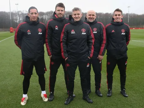 Michael Carrick biến cựu cầu thủ Arsenal thành 'quái vật săn bàn'