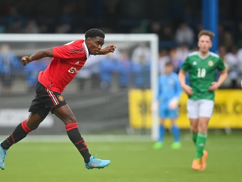 Cầu thủ 17 tuổi ký HĐ đầu tiên với Man Utd