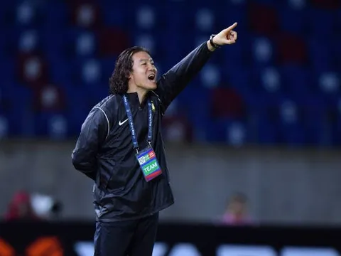 HLV Malaysia nói gì về tấm thẻ đỏ gây tranh cãi?