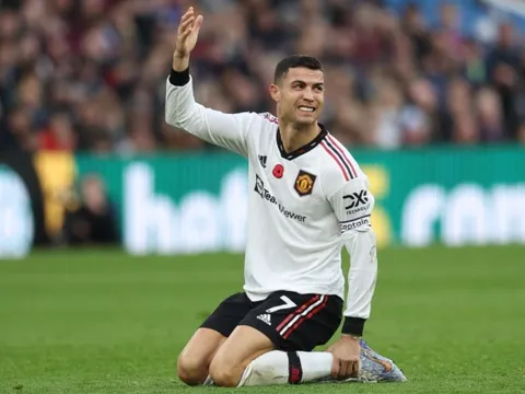 Gary Neville giễu cợt Ronaldo và Piers Morgan