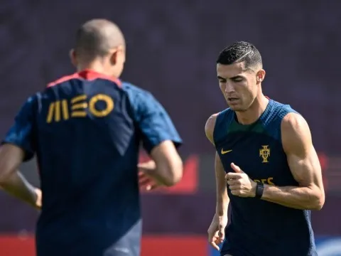 Ronaldo 'giằng xé' giữa 2 bến đỗ, có thể đối đầu Man Utd