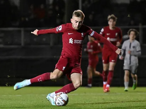CHÍNH THỨC! Liverpool bán đứt tiền vệ 21 tuổi