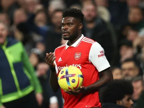 Patrice Evra: TV nhà tôi như rơi khỏi tường sau cú vô lê của Partey