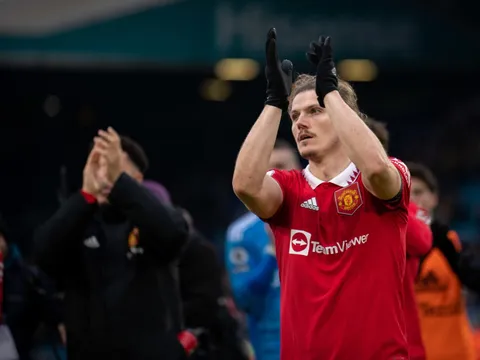 CHÍNH THỨC! M.U mất Sabitzer, Martinez ở trận chiến Barca