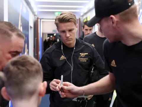 Vì sao Odegaard bị gạch tên khi Arsenal hòa Sporting 2-2?