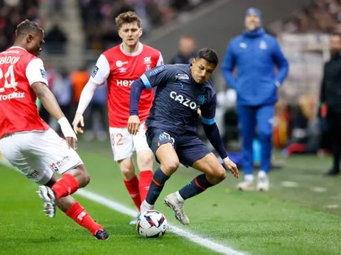 Đang bùng nổ, Balogun nhận đòn đau từ Alexis Sanchez