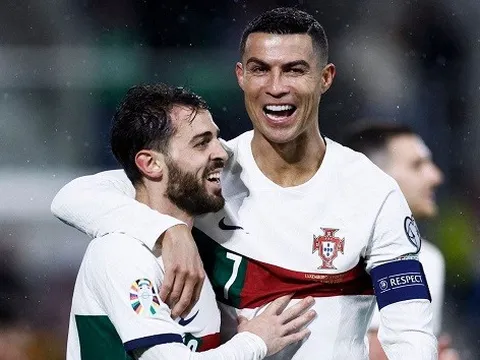 Ronaldo ghi 2 bàn bằng chân trái, Bồ Đào Nha thắng hủy diệt