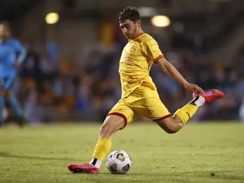 'Tôi là cầu thủ bóng đá và tôi là gay'