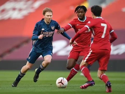 Arsenal thưởng lớn cho Hendry-Francis
