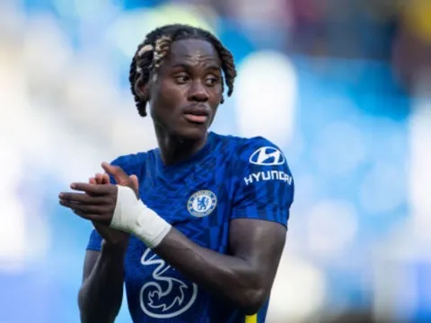 Trevoh Chalobah giúp Chelsea tạm quên Jules Kounde