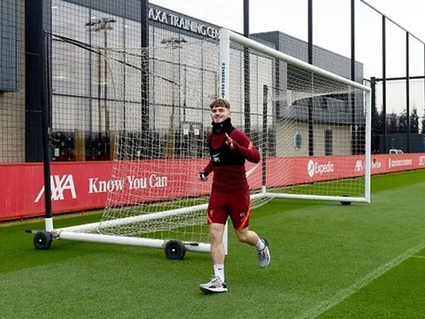 Báu vật Liverpool trở lại sân tập