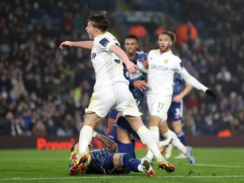 Trung vệ của Arsenal có một pha tắc bóng tồi tệ