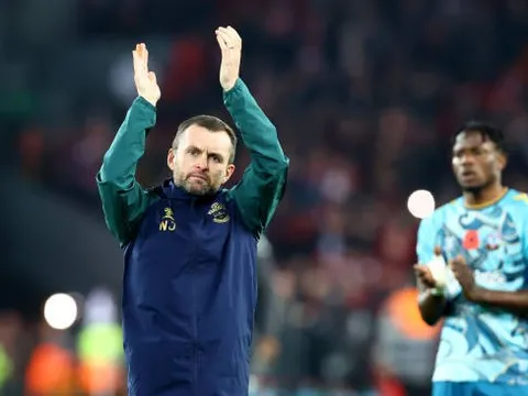 "Tôi đến Anfield không phải để xin chữ ký"