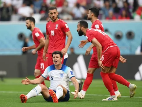 Maguire khiến quả phạt đền của Messi gây tranh cãi