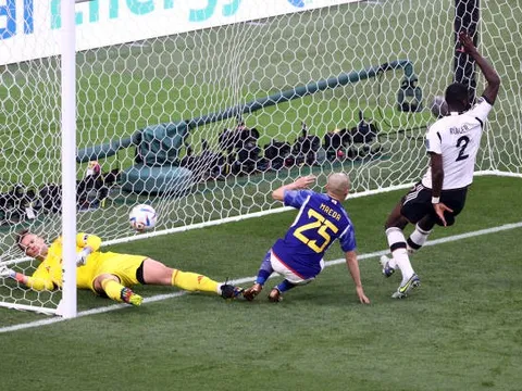 "Hàng thủ Đức như những cậu học sinh đang học phòng ngự"