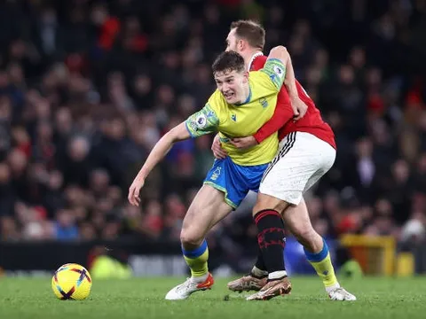 Sự tương phản quá lớn giữa 2 bom tấn Man Utd