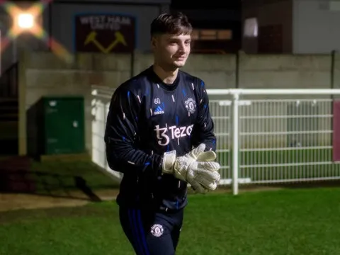 Không chỉ De Gea, thêm 1 thủ môn sắp cuốn gói khỏi OTF