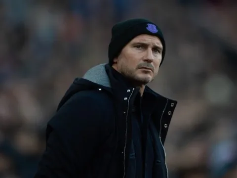 "Lampard là một thảm họa ở Everton, Gerrard là thảm họa ở Villa"