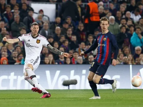 De Jong: 'Weghorst nói sẽ ngăn cản tôi trước trận, và đã làm rất tốt'