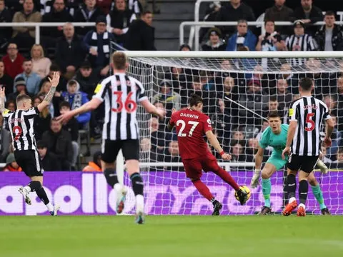 Hạ Newcastle, Liverpool đón cú sốc Nunez