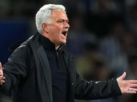 Mourinho lao vào phòng thay đồ gây sự với chủ tịch đối thủ