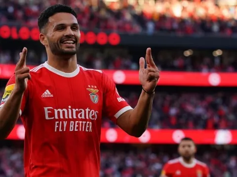 Mục tiêu 120 triệu của M.U mất kiên nhẫn với Benfica