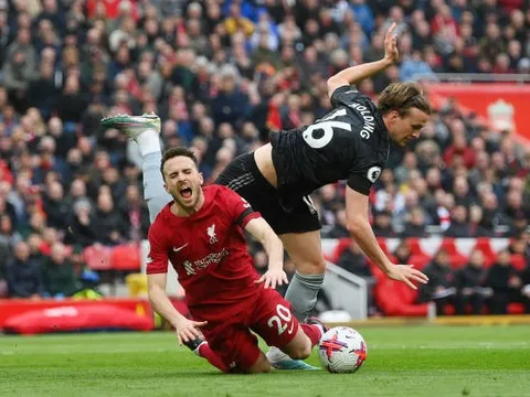 Konate chứng tỏ đẳng cấp trong ngày Van Dijk hóa 'tội đồ'