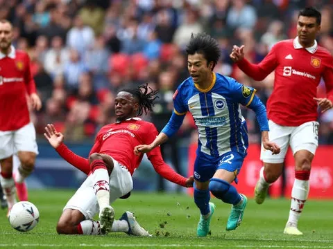 Wan-Bissaka 'hóa Mitoma', gây choáng cho hàng phòng ngự Brighton