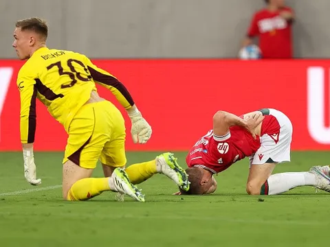 Nam tài tử 'Deadpool' phản ứng khi cầu thủ Wrexham nhập viện ở trận gặp M.U