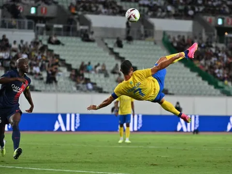 Alex Telles ra mắt, CLB của Ronaldo gây choáng cho PSG