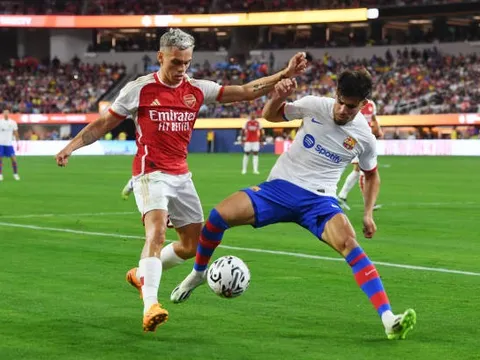 Nhà Kroenke khiến trận Arsenal - Barca bị hoãn nửa tiếng