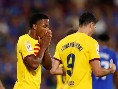 2 thẻ đỏ, 0 bàn thắng, Barca mất điểm ngày ra quân