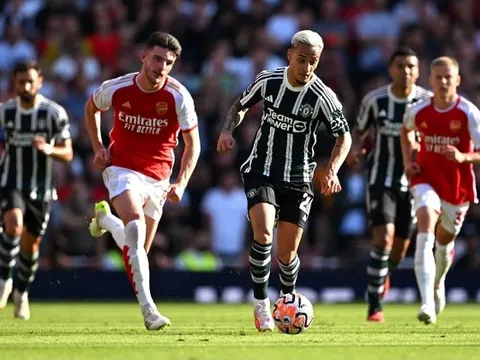 Gary Neville bất ngờ khen ngợi Antony