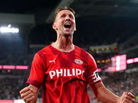 De Jong và Dest giúp PSV bay cao