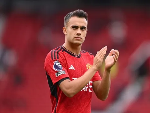 Man United cùng lúc đón 2 cú hích