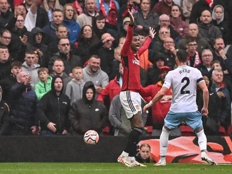 Mike Dean nhận định tình huống M.U không được hưởng penalty