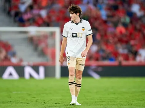 Javi Guerra - Tiền vệ bom tấn được Man Utd "xem giò", là ai?