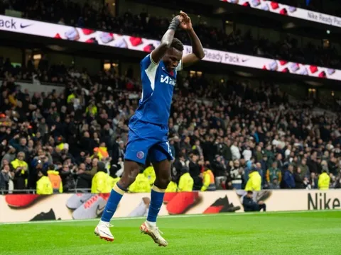 Tiền đạo Chelsea lý giải màn ăn mừng giống Ronaldo