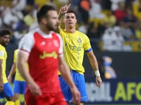 Ronaldo chơi đẹp, xin trọng tài hủy penalty