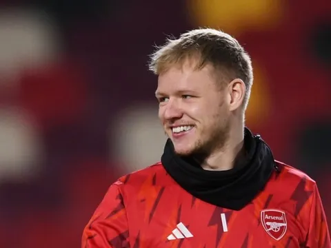 Ramsdale gật đầu, trở thành đối cứng của Arsenal