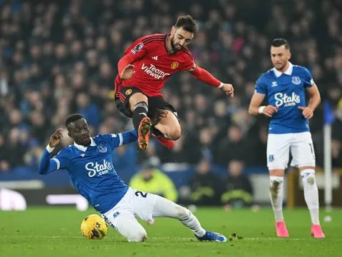 Everton thảm bại, "kẻ thay thế Varane" vẫn gây ấn tượng trước M.U