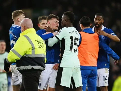 SỐC! Tiền đạo Chelsea nổi đóa, bóp cổ cầu thủ Everton