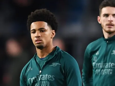 Lý do Arteta bỏ qua thần đồng 16 tuổi khi Arsenal hòa PSV