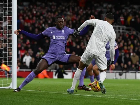 Alan Shearer ấn tượng với "bức tường thép" của Liverpool