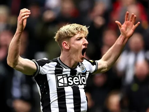 Sao Newcastle: "Tôi học hỏi từ Salah rất nhiều"