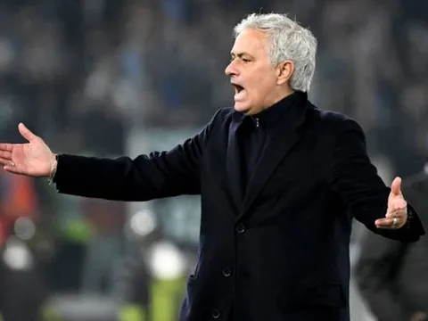 Cổ động viên AC Milan la ó Jose Mourinho