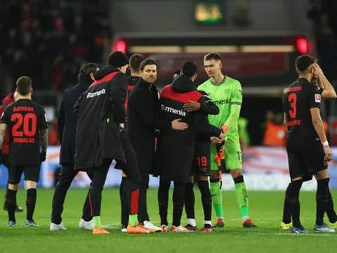 Phung phí cơ hội, Bayer Leverkusen “run rẩy” giữ ngôi đầu