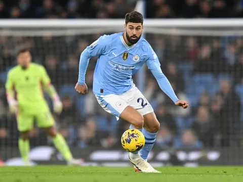 Chiếc áo của Manchester City vẫn hơi rộng với Josko Gvardiol